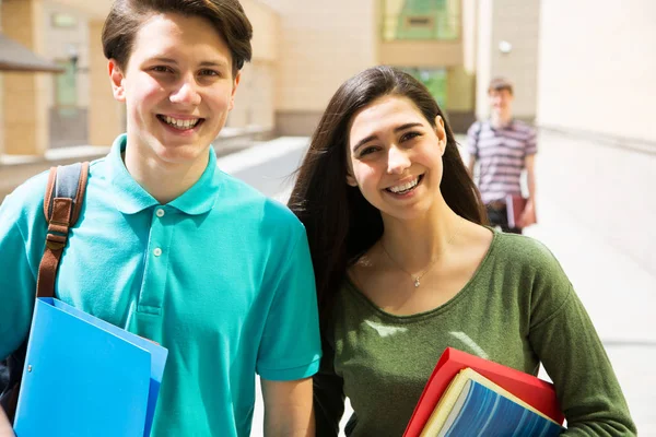 Felice Studenti Universitari Piedi Insieme — Foto Stock