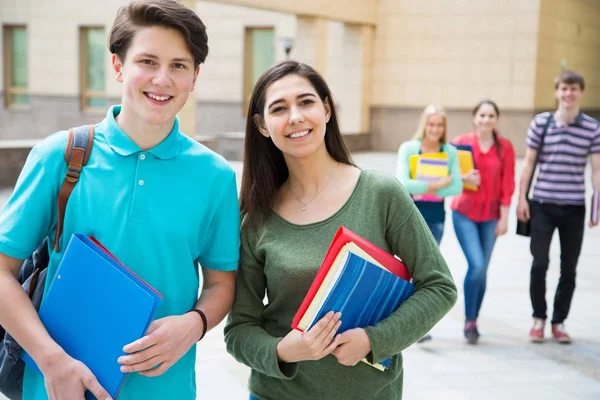 Felice Studenti Universitari Piedi Insieme — Foto Stock