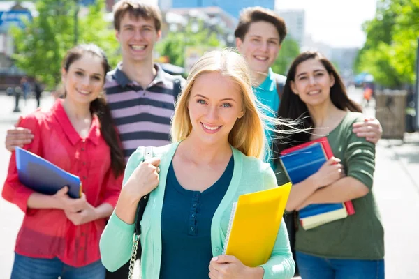 Gruppo Studenti Con Quaderno Esterno — Foto Stock