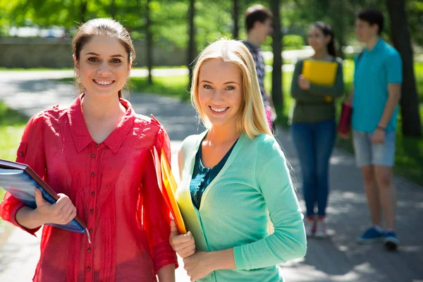 Studenti Donne All Aperto Con Gli Amici — Foto Stock