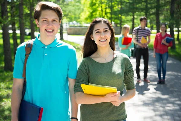 Gruppo Studenti Con Quaderno Esterno — Foto Stock