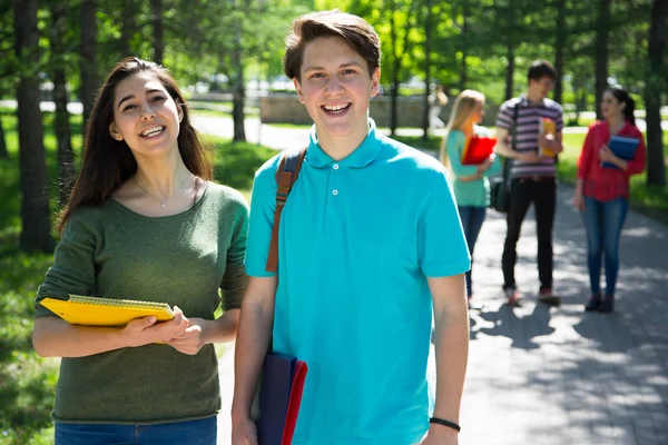 Skupina Studentů Notebooky Venkovní — Stock fotografie