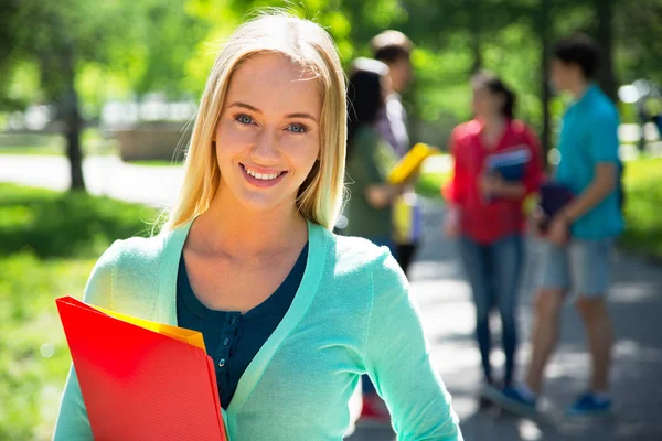 Femme Étudiante Plein Air Avec Ses Amis — Photo