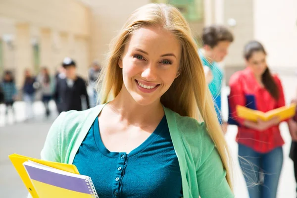 Studentka Venku Svými Přáteli — Stock fotografie