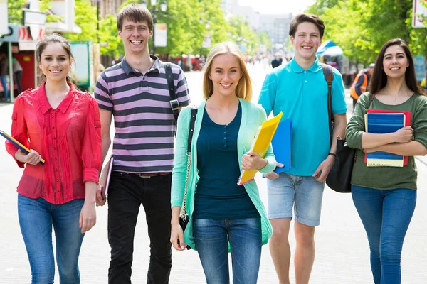 Piena Lunghezza Studenti Universitari Felici Che Camminano Insieme — Foto Stock