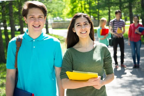 Skupina Studentů Notebookem Venkovní — Stock fotografie