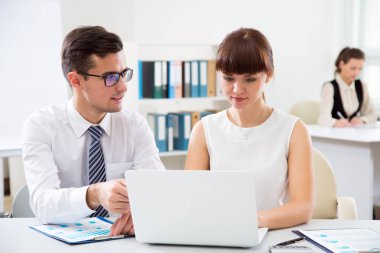 Ofiste bilgisayarla çalışan iş adamları