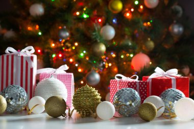 Noel hediyeleri ve topları