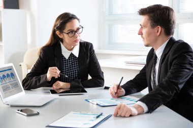 Genç iş adamları modern ofis yeni bir proje tartışıyor