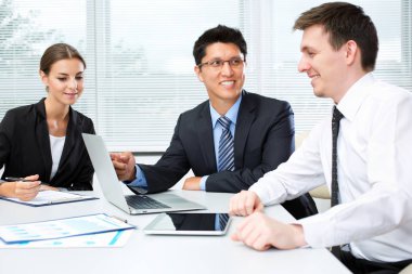 analiz ve modern bir ofis çalışma toplantısı sırasında tartışırken iş adamları