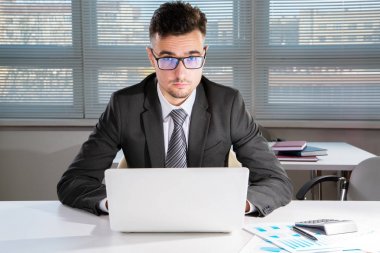 bir büroda çalışan iş adamı