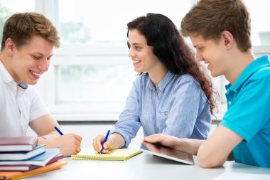 Grup genç öğrencilerle birlikte eğitim.