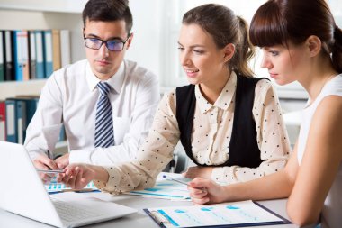 Modern ofiste yeni proje üzerinde çalışan iş adamları