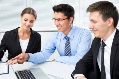 analiz ve modern bir ofis çalışma toplantısı sırasında tartışırken iş adamları