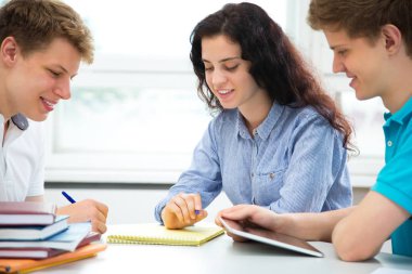 Grup genç öğrencilerle birlikte eğitim.