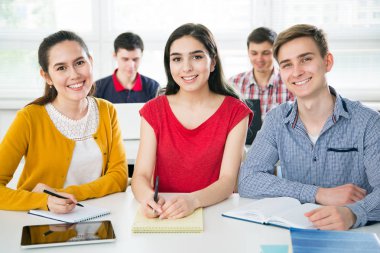 Grup genç öğrencilerle birlikte eğitim.