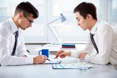 yeni bir proje tartışıyor işadamları 