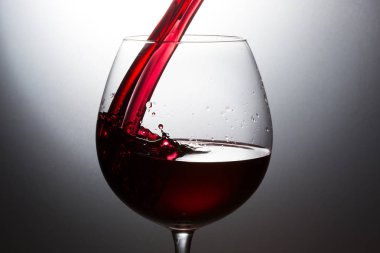 Bir damla kırmızı şarap.