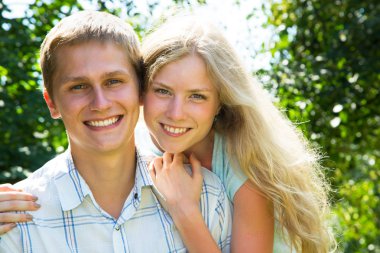 Çift kameraya gülüyor