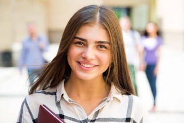 Açık havada arkadaşları ile kız öğrenci