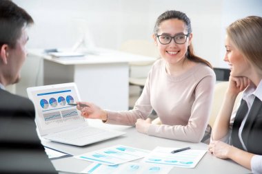 iş adamları laptop ile çalışma 