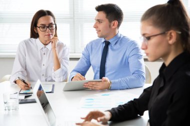 Modern ofiste yeni proje üzerinde çalışan iş adamları