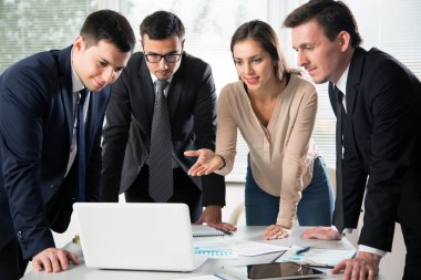 Grup iş adamları ofiste bir toplantıda