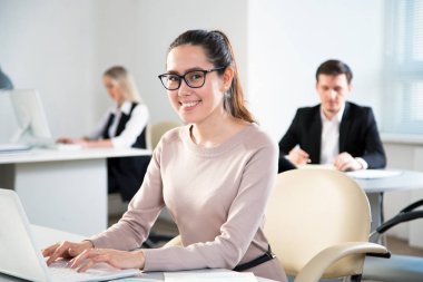 Ofisteki iş kadını.