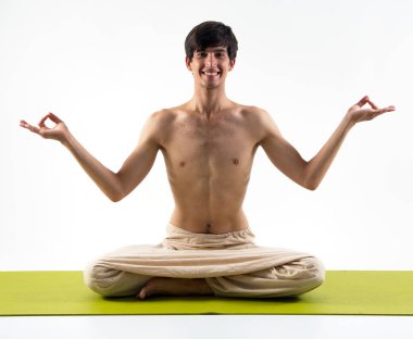Yoga yapan genç adam.