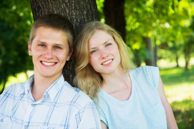 Bir ağacın altında oturan Çift