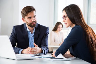 İş adamları ofiste yeni bir projeyi tartıştılar