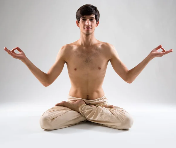 Junger Mann macht Yoga — Stockfoto