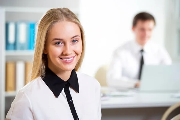 Close Portret Van Leuke Jonge Zakenvrouw Glimlachen — Stockfoto