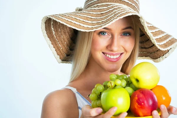 Vacker kvinna med frukter — Stockfoto