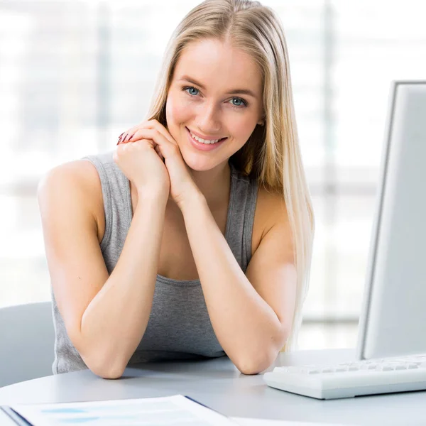 Mujer de negocios usando computadora — Foto de Stock