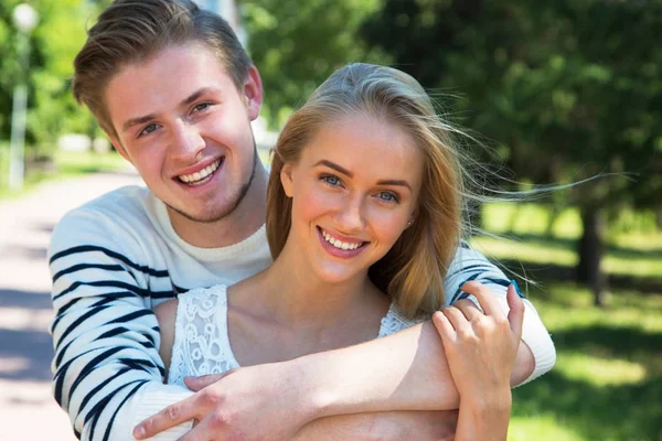 Casal feliz no parque de verão — Fotografia de Stock