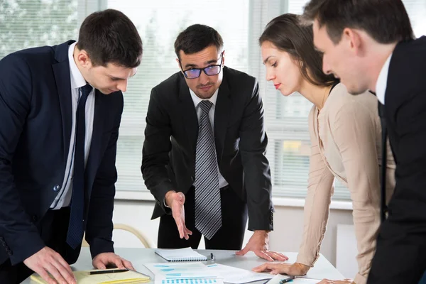 Empresarios Discuten Nuevo Proyecto Oficina — Foto de Stock