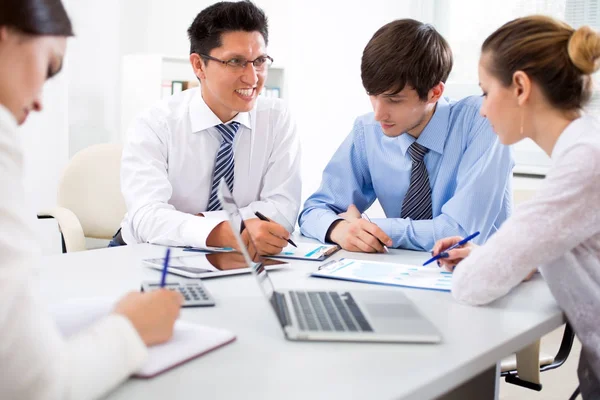 Gruppo Uomini Affari Una Riunione Intorno Tavolo Ufficio Moderno — Foto Stock