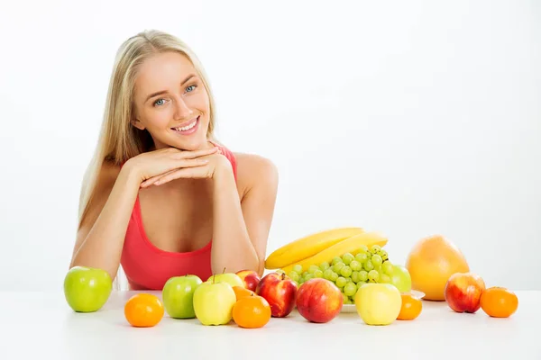 Sorrindo mulher bonita com frutas — Fotografia de Stock