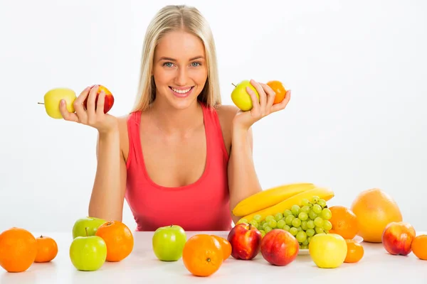 Mujer bonita sonriente con frutas — Foto de Stock