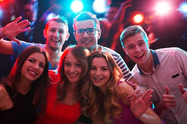 Grupo de amigos felizes no clube noturno — Fotografia de Stock