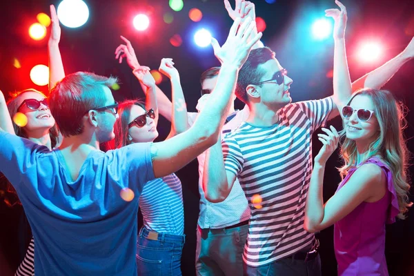 Jóvenes Divirtiéndose Bailando Fiesta —  Fotos de Stock