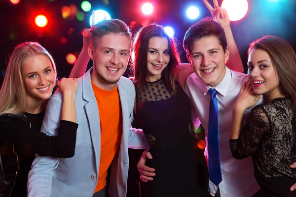 Молодые Люди Веселятся Вечеринке — стоковое фото