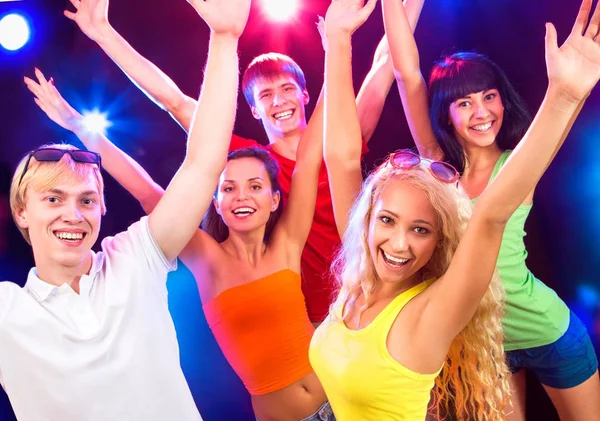 Jóvenes Divirtiéndose Bailando Fiesta —  Fotos de Stock