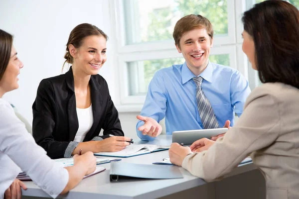 Geschäftsleute bei einem Treffen im Büro — Stockfoto