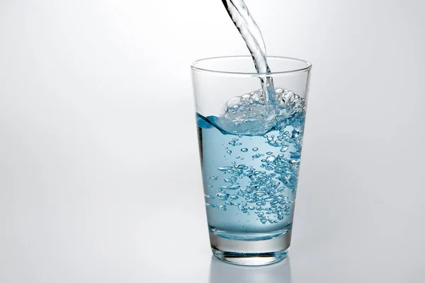 Air biru dalam gelas — Stok Foto