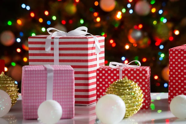 Cadeaux et boules de Noël — Photo