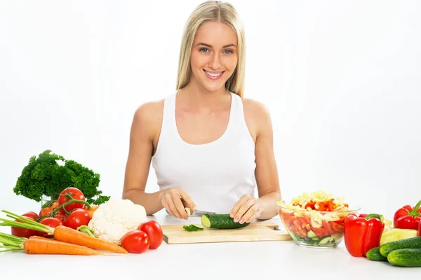 Mulher jovem cozinhar — Fotografia de Stock