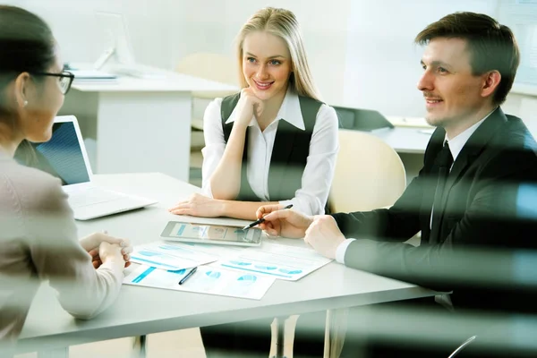 Mensen uit het bedrijfsleven werken met laptop — Stockfoto