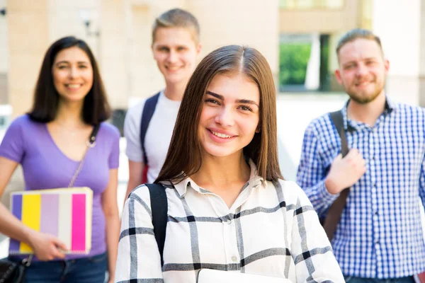 Mujer Estudiante Aire Libre Con Sus Amigos — Foto de Stock